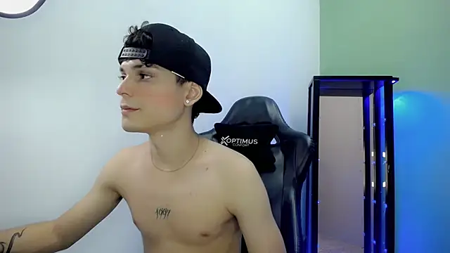 dilan hott  online show from December 1, 2025, 7:37 pm