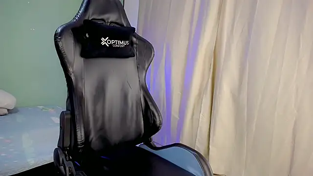 dilan hott  online show from November 8, 2025, 8:45 pm