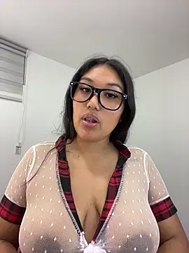 Snapshot of SharaRous chatting on May 21, 2026, 12:52 am SharaRous online show from May 21, 2026, 12:52 am