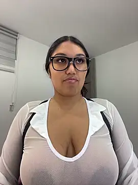 Snapshot of SharaRous chatting on May 14, 2026, 1:35 am SharaRous online show from May 14, 2026, 1:35 am
