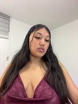 Snapshot of SharaRous chatting on May 2, 2026, 12:49 am SharaRous online show from May 2, 2026, 12:49 am