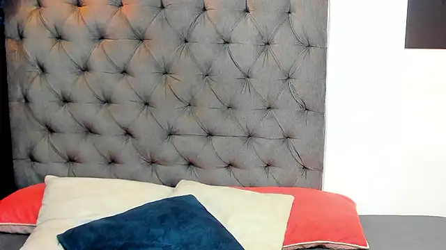 nahiroby ebony online show from March 3, 2026, 5:42 pm