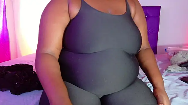 Snapshot of ebony_NeighborMoans chatting on December 4, 2025, 6:40 pm ebony NeighborMoans online show from December 4, 2025, 6:40 pm