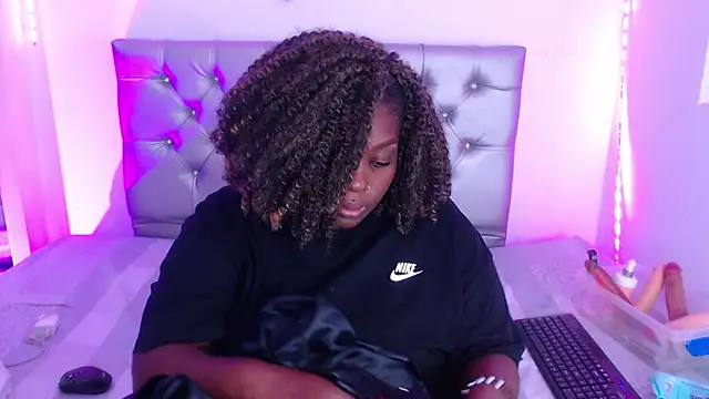 Snapshot of ebony_NeighborMoans chatting on October 9, 2025, 3:18 am ebony NeighborMoans online show from October 9, 2025, 3:18 am