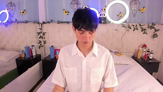 AleAurarashi online show from November 25, 2025, 3:18 am