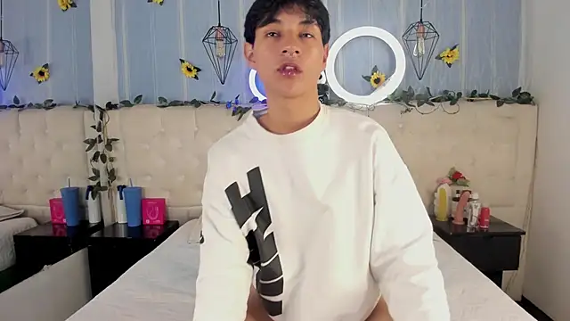 AleAurarashi online show from November 28, 2025, 2:23 am