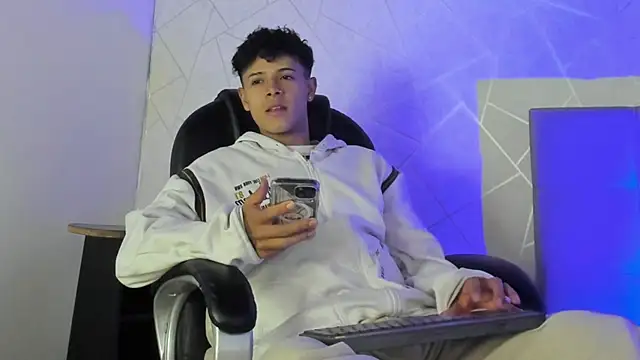 Snapshot of Alex_Colton7 chatting on December 4, 2025, 5:17 am Alex Colton7 online show from December 4, 2025, 5:17 am