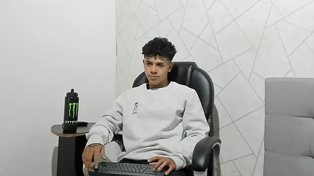 Snapshot of Alex_Colton7 chatting on November 29, 2025, 4:01 am Alex Colton7 online show from November 29, 2025, 4:01 am