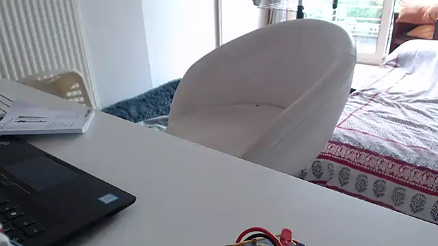 Snapshot of knodli chatting on October 23, 2025, 9:30 am knodli online show from October 23, 2025, 9:30 am