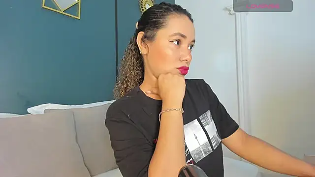 Snapshot of angie_leonn chatting on May 4, 2026, 12:30 pm angie leonn online show from May 4, 2026, 12:30 pm