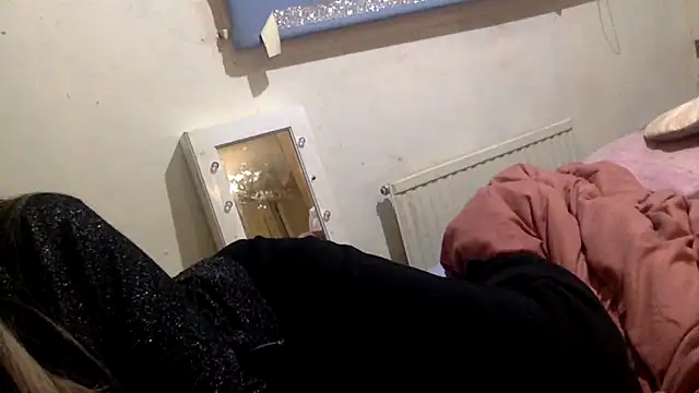 Snapshot of Bellababexox_ chatting on September 10, 2025, 2:32 am Bellababexox online show from September 10, 2025, 2:32 am