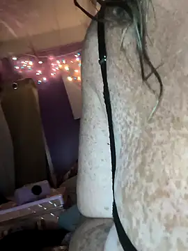 Snapshot of Courdles chatting on November 29, 2025, 10:37 am Courdles online show from November 29, 2025, 10:37 am