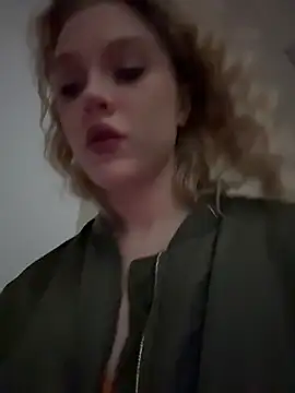 Snapshot of CaitlinSugar chatting on December 15, 2025, 4:40 am CaitlinSugar online show from December 15, 2025, 4:40 am