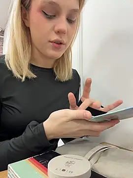 Snapshot of CaitlinSugar chatting on November 10, 2025, 4:28 am CaitlinSugar online show from November 10, 2025, 4:28 am