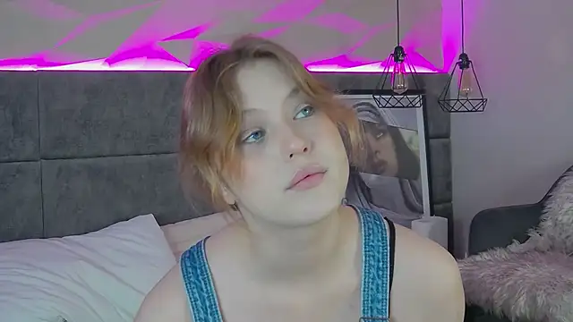 Snapshot of CaitlinSugar chatting on June 14, 2026, 4:35 am CaitlinSugar online show from June 14, 2026, 4:35 am