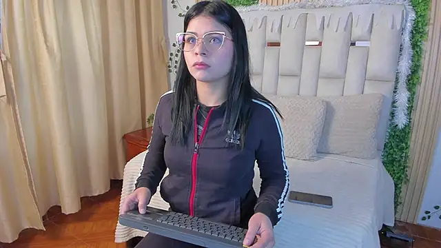 Snapshot of Jade_Nmm chatting on November 29, 2025, 1:11 pm Jade Nmm online show from November 29, 2025, 1:11 pm