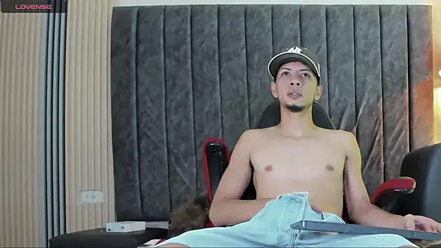 Snapshot of DustinandJordan chatting on November 21, 2025, 4:22 am DustinandJordan online show from November 21, 2025, 4:22 am