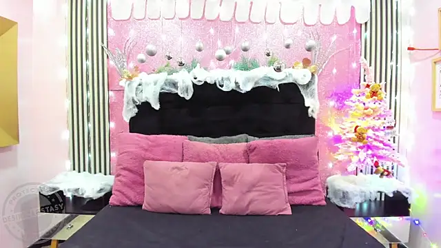 Snapshot of Desire_Ecstasy chatting on December 16, 2025, 6:01 pm Desire Ecstasy online show from December 16, 2025, 6:01 pm