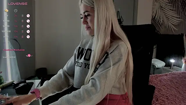 Snapshot of Kira_Key chatting on December 17, 2025, 1:54 am Kira Key online show from December 17, 2025, 1:54 am