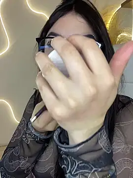 Zoe Serrat online show from December 1, 2025, 12:39 pm