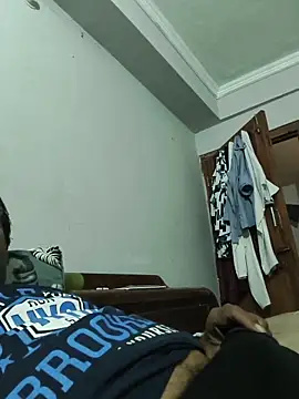 vardh033 online show from November 13, 2025, 8:07 am