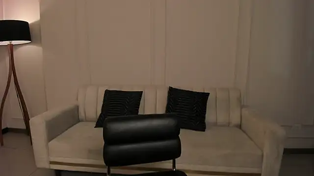 Snapshot of LeahNovac chatting on December 4, 2025, 11:20 am LeahNovac online show from December 4, 2025, 11:20 am