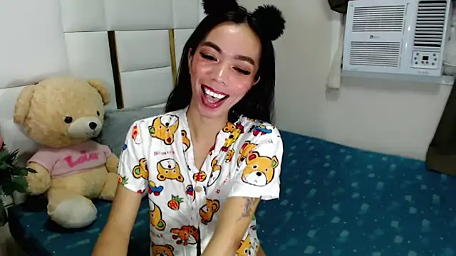 Snapshot of diamondnaked_ chatting on October 13, 2025, 7:37 pm diamondnaked  online show from October 13, 2025, 7:37 pm