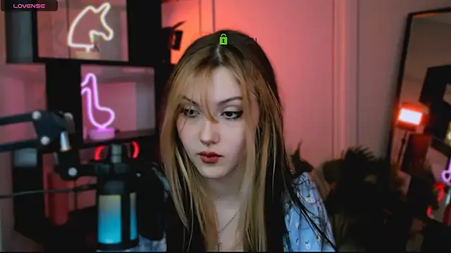 Snapshot of luna_tin chatting on November 25, 2025, 12:27 pm luna tin online show from November 25, 2025, 12:27 pm