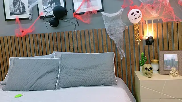 luna roja25 online show from October 28, 2025, 2:27 pm