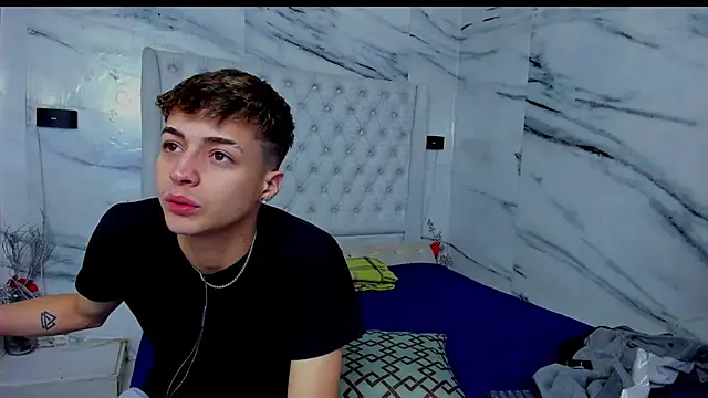 Snapshot of Ari_and_Storm chatting on November 25, 2025, 1:33 pm Ari and Storm online show from November 25, 2025, 1:33 pm