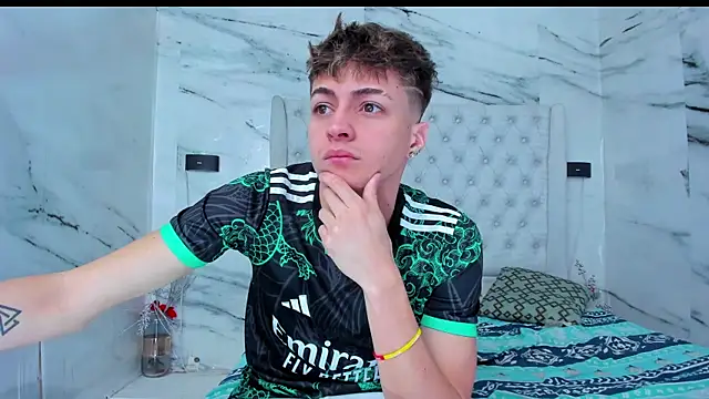 Snapshot of Ari_and_Storm chatting on November 22, 2025, 1:10 pm Ari and Storm online show from November 22, 2025, 1:10 pm