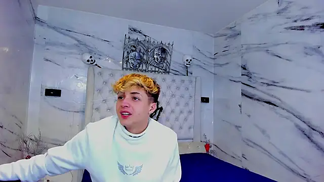 Snapshot of Ari_and_Storm chatting on November 5, 2025, 11:19 pm Ari and Storm online show from November 5, 2025, 11:19 pm