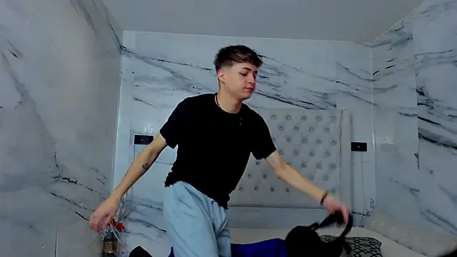 Snapshot of Ari_and_Storm chatting on December 20, 2025, 1:58 pm Ari and Storm online show from December 20, 2025, 1:58 pm