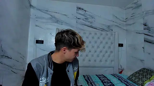 Snapshot of Ari_and_Storm chatting on November 16, 2025, 1:27 pm Ari and Storm online show from November 16, 2025, 1:27 pm