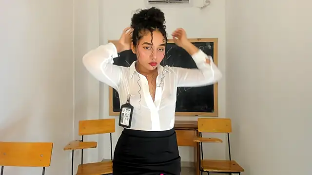 esther sofia online show from July 6, 2026, 9:06 pm