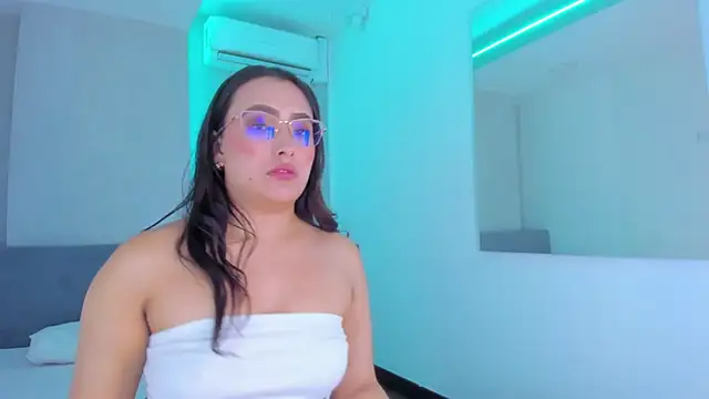 stefannyrivas online show from October 17, 2025, 1:13 pm