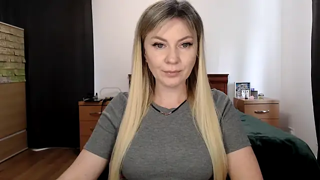 Snapshot of ParadiseAlina chatting on October 13, 2025, 12:51 pm ParadiseAlina online show from October 13, 2025, 12:51 pm