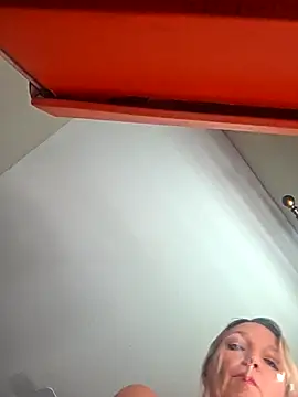 Snapshot of Calimarina chatting on November 17, 2025, 6:45 pm Calimarina online show from November 17, 2025, 6:45 pm