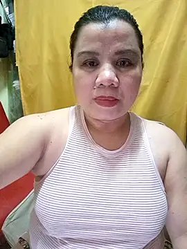 hotlyn45 online show from October 22, 2025, 1:43 pm