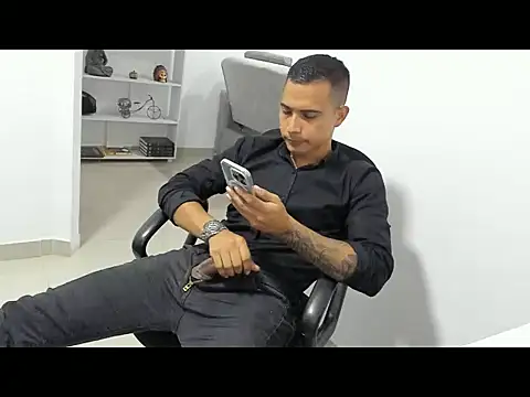 Snapshot of AndrewGmz chatting on November 13, 2025, 2:26 am AndrewGmz online show from November 13, 2025, 2:26 am