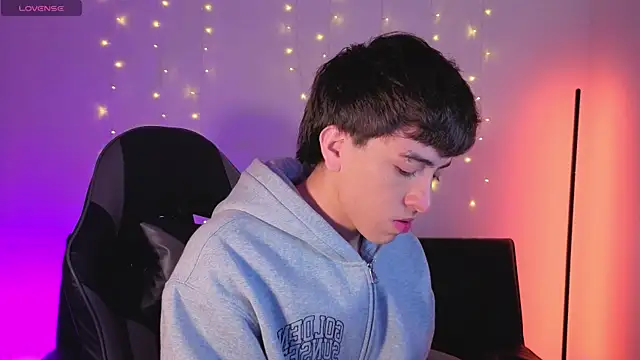 onlinenico online show from December 5, 2025, 8:06 pm