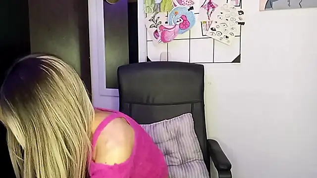 Snapshot of Andy_Roses chatting on October 31, 2025, 10:38 pm Andy Roses online show from October 31, 2025, 10:38 pm