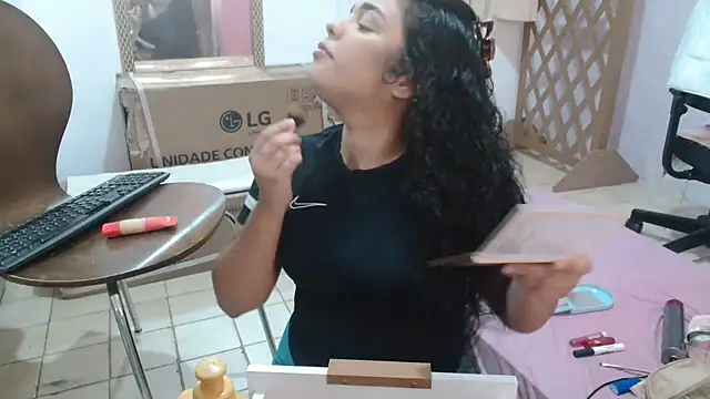 Snapshot of SecretBrunette chatting on October 13, 2025, 12:01 am SecretBrunette online show from October 13, 2025, 12:01 am