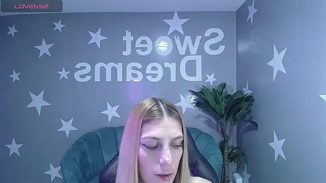 Snapshot of Candy_kush_t chatting on November 14, 2025, 8:34 pm Candy kush t online show from November 14, 2025, 8:34 pm