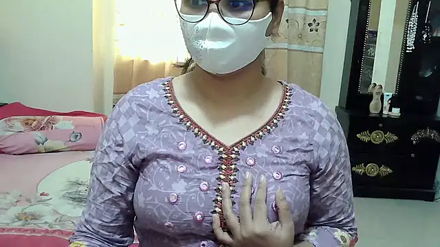 Snapshot of Elena_cruz5 chatting on December 1, 2025, 1:39 am Elena cruz5 online show from December 1, 2025, 1:39 am