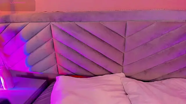 Snapshot of Mia_Valentine_ chatting on November 6, 2025, 8:35 pm Mia Valentine online show from November 6, 2025, 8:35 pm