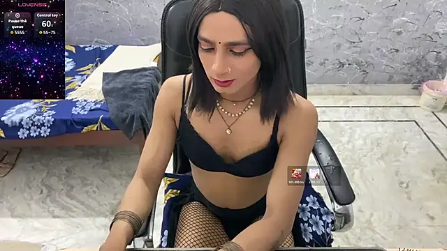 Snapshot of LuvLayla chatting on July 21, 2026, 6:42 pm LuvLayla online show from July 21, 2026, 6:42 pm