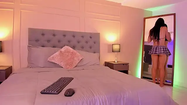 ALICESANDOVAL online show from September 11, 2025, 11:54 am