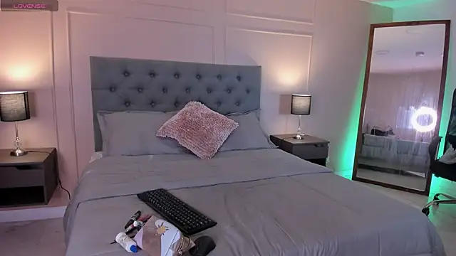 ALICESANDOVAL online show from September 18, 2025, 11:46 am