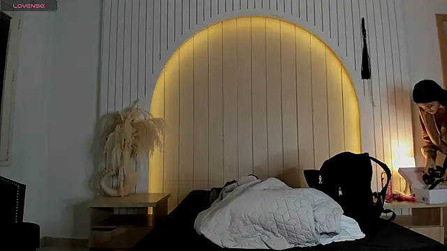 ALICESANDOVAL online show from April 15, 2026, 11:38 am